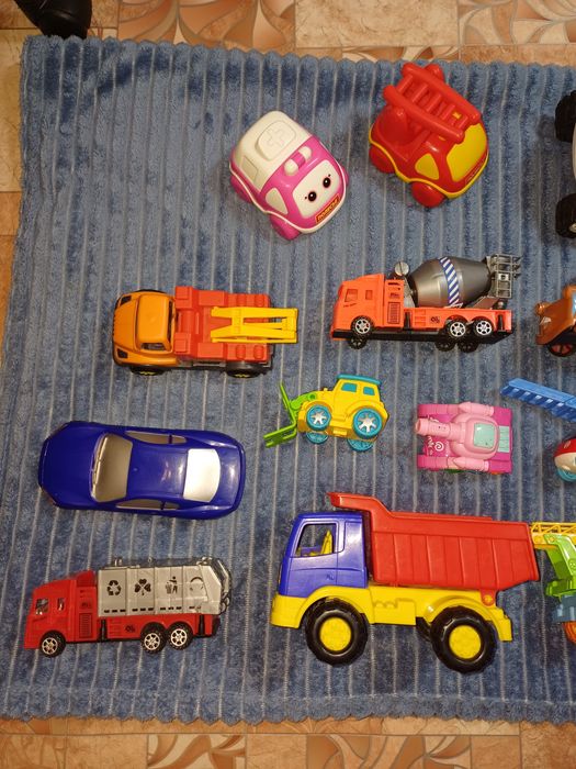 Пакет машинок, игрушек