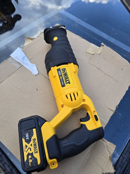 Fierăstrău dewalt dcs380