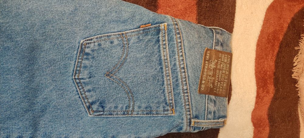 Blugi Levi's cu talie inalta