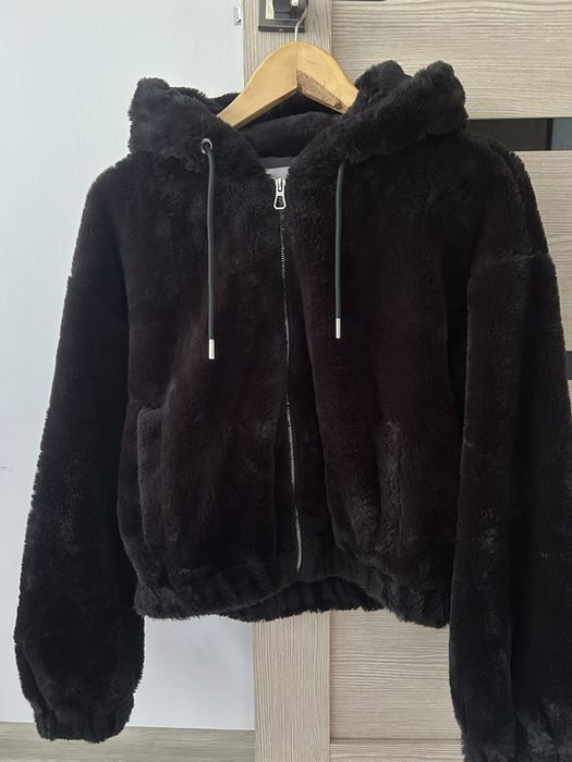 Меховая курточка Bershka