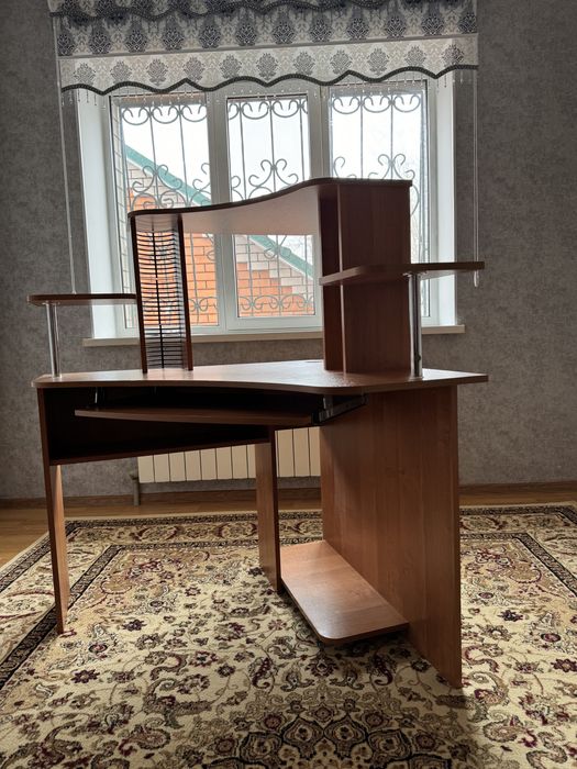 Продам компьютерный стол