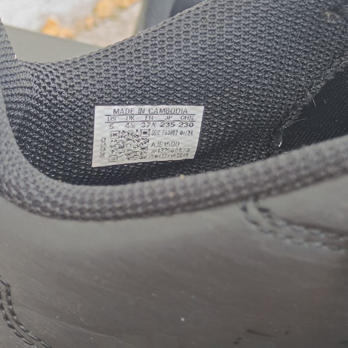 Vând crampoane adidas  de fotbal negre crazy fast,mărimea 37