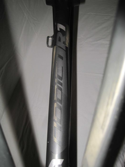 SCOTT ADDICT R1-шосейна карбонова рамка