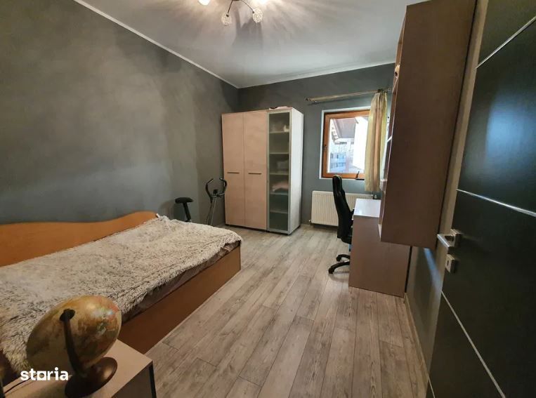 Vand apartament 3 camere decomandate , la vila + curte individuala
