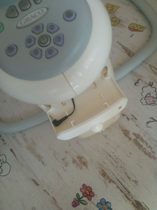 Страхотна бебешка люлка-шезлонг + подарък пуф