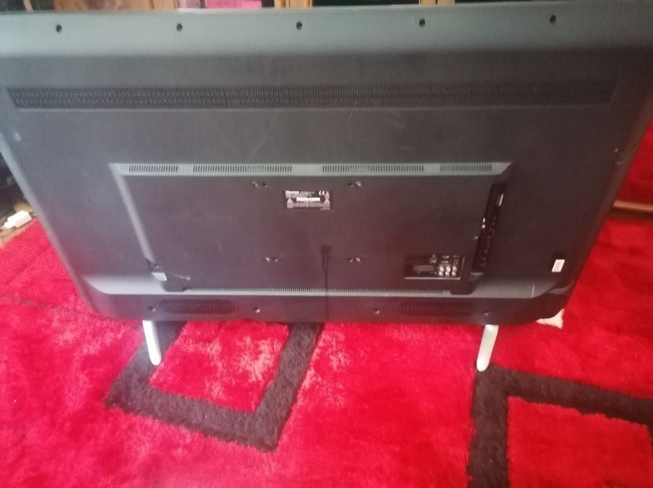 Televizor Hisense cu ecranul spart (pentru piese)