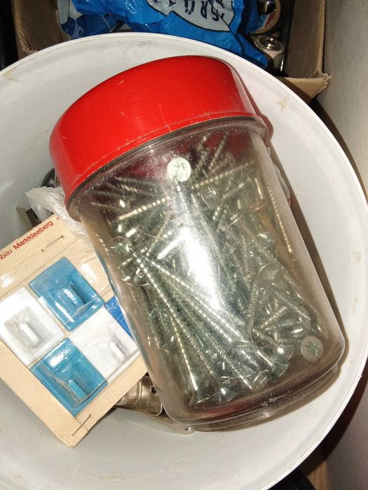 Закачалки за гардероб и за стена