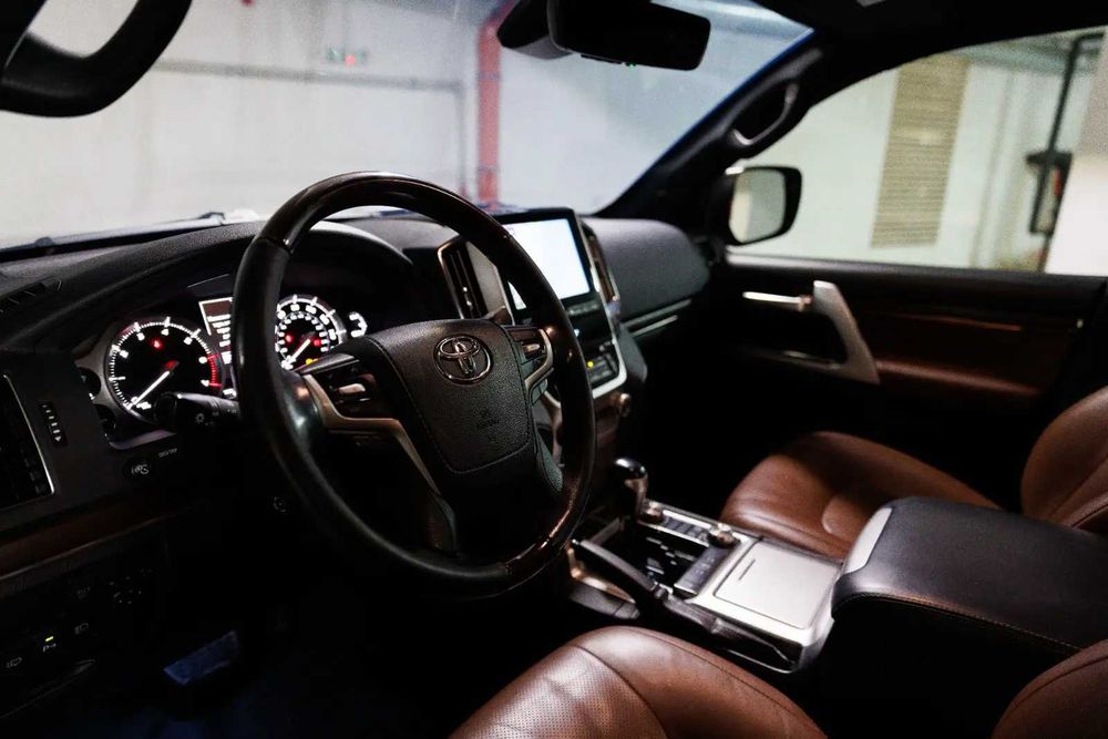 Toyota Land Cruiser 200, V8 - 5.7 L.