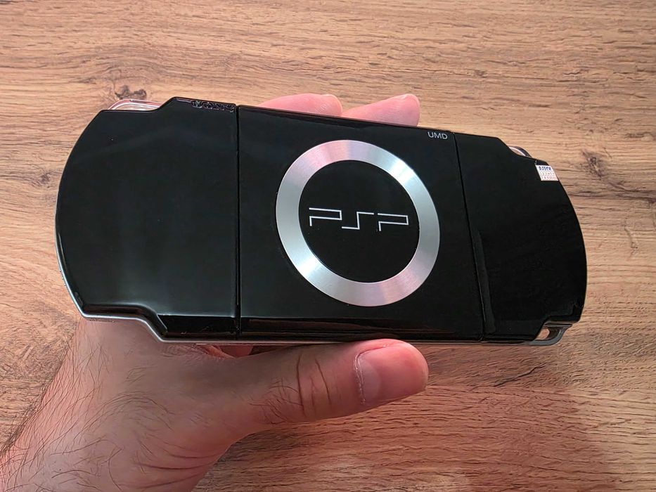 Продам новую PSP 2000 Piano Black