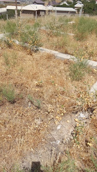 Уй сотилади бетон куйилган атрофи уралмаган