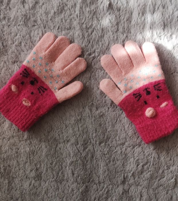 Продам и шапки, перчатки варюжки на девочку