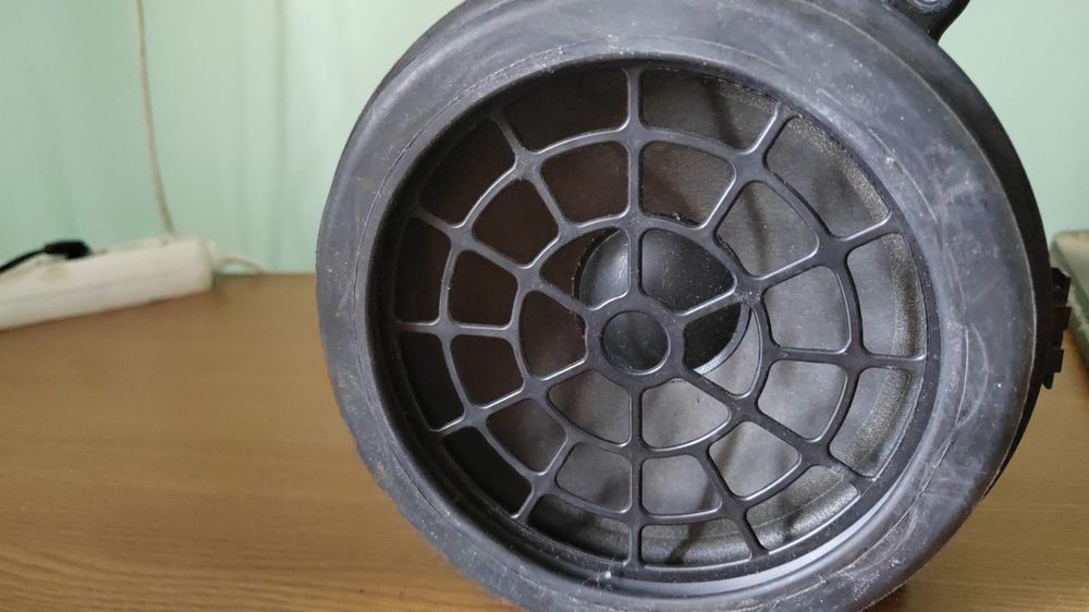 Vând boxa pentru Mercedes c200 w203