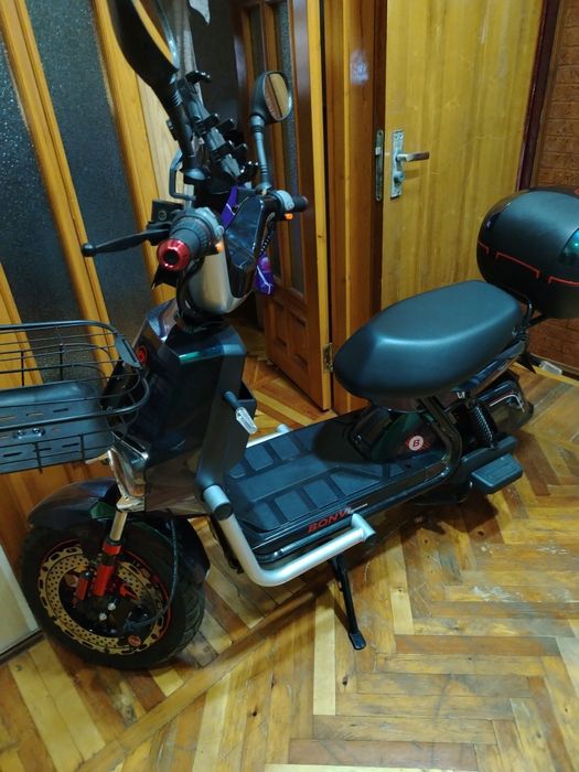 Бонви с шествии акуммуляторами в отличном состоянии