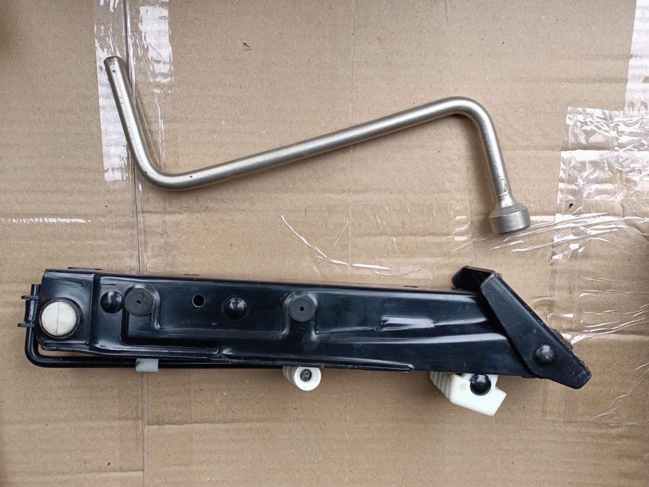 Cric Bmw G30 G31 G20 F10 F11 F12 F13 F30 F31 Cheie roti triunghi