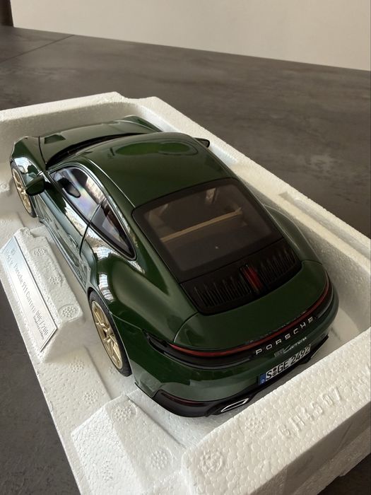 Колекционерски автомобил  Porsche 911 Carrera Irish Green 1:18