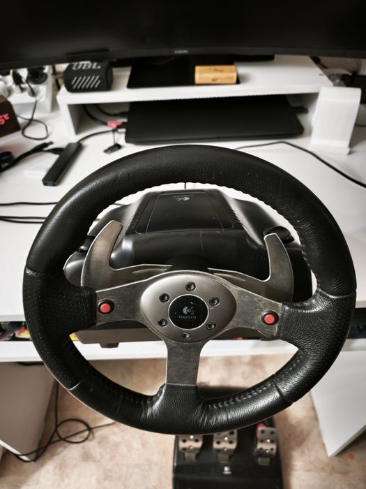 Продам игровой руль Logitech g25