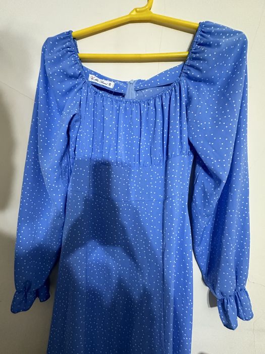 Нежно голубое платье в горошек