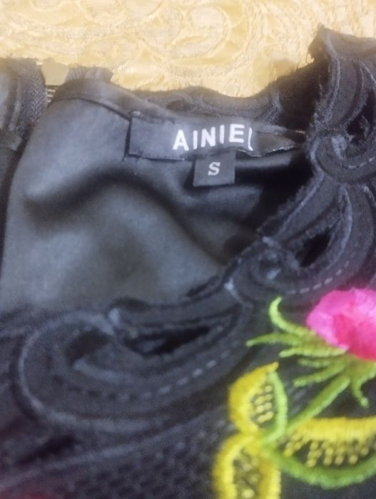 Платье черного цвета с розовыми цветами вышивка