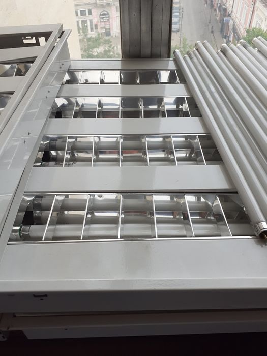 Осветителни тела за нощно шкафче.