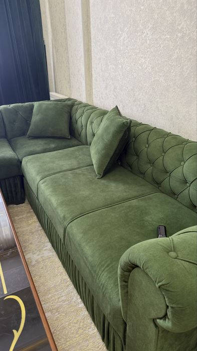 Мягкая мебель и стол и тюли