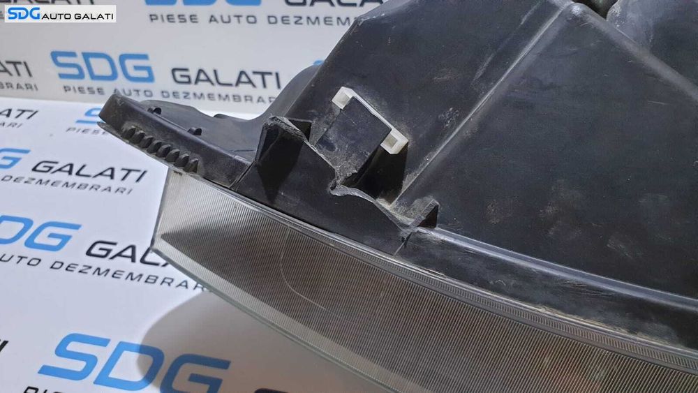 Far Dreapta cu Defect Renault Symbol 1 2002 - 2012 Cod 8200228792