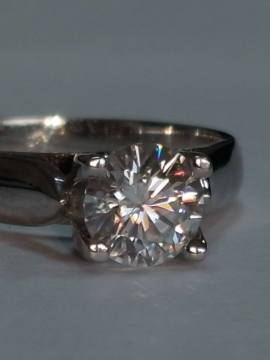 Дамски пръстен с 1 Карат Мойсанит+Сертификат