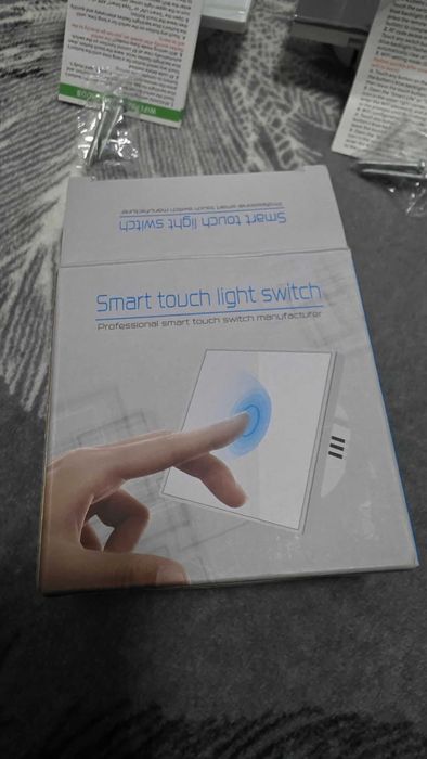 Vând două întrerupătoare smart.