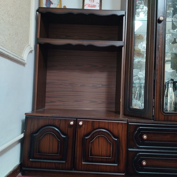 Горка (сервант) для зала