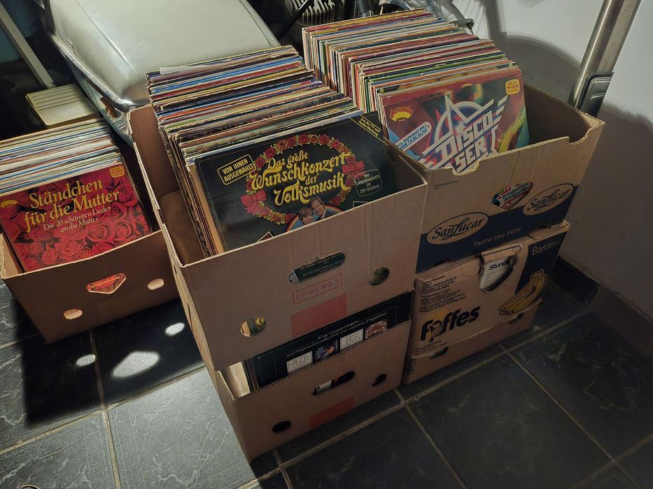 Lot Discuri Vinil colectie 200 in stare buna cu muzica usoara 

- Tot