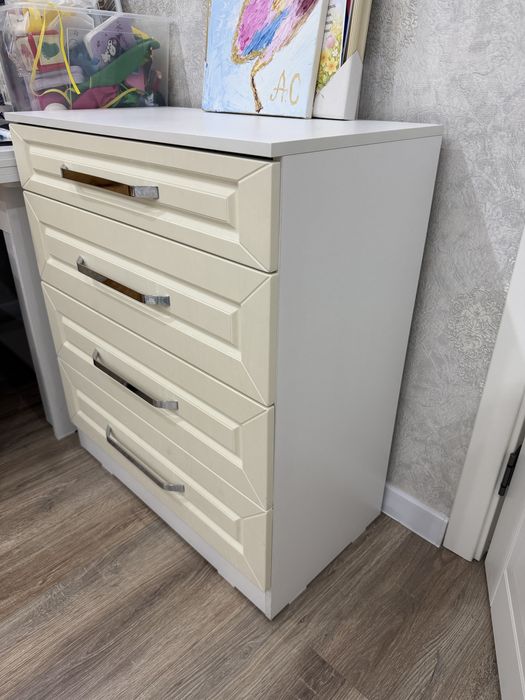 Комод с выдвижными ящиками