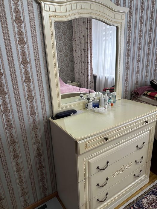 Продам спальный гарнитур в классическом стиле