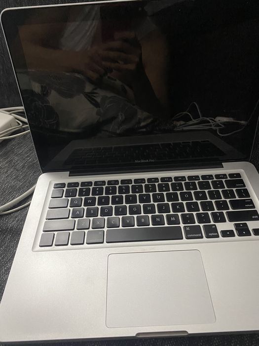 Macbook Pro (бата не держит)