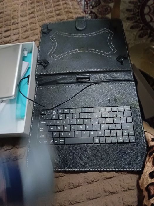 Чехол , клавиатура от планшета в хорошем состоянии