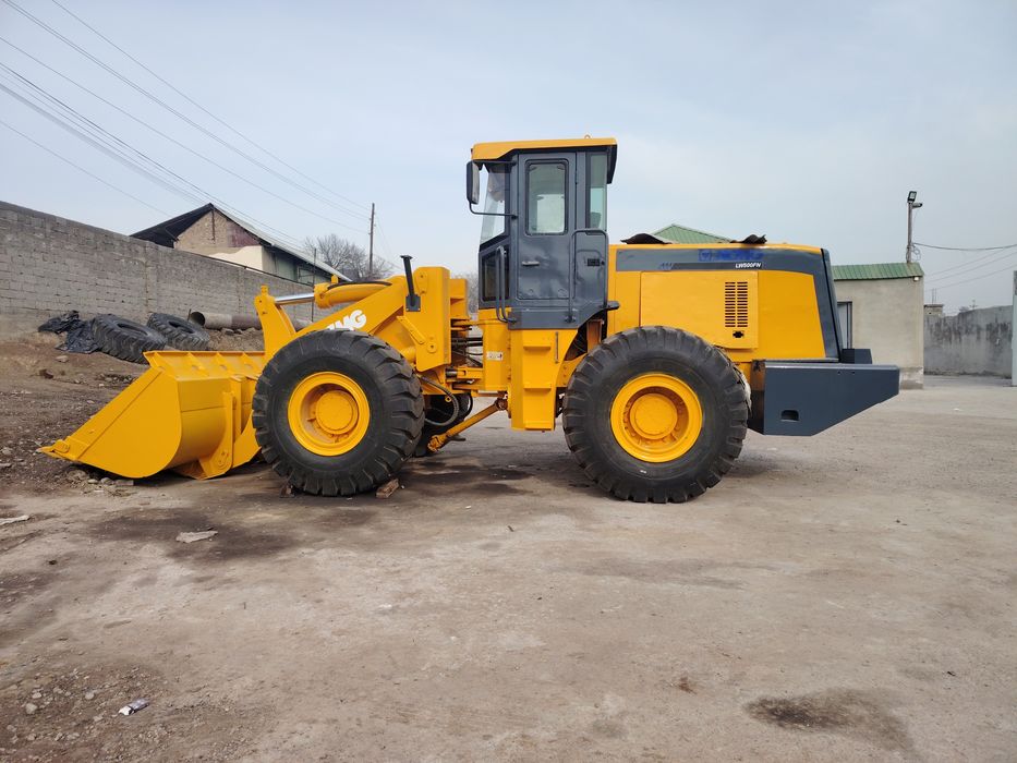 Продаю Фронтальный Погрузчик 2011 года состояние нормальное