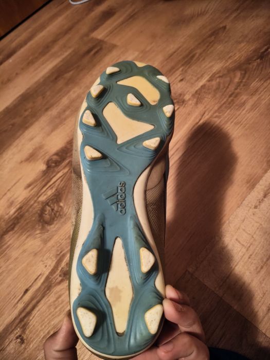 Vând ghete adidas Messi ,mărimea 40,5  detali în privat