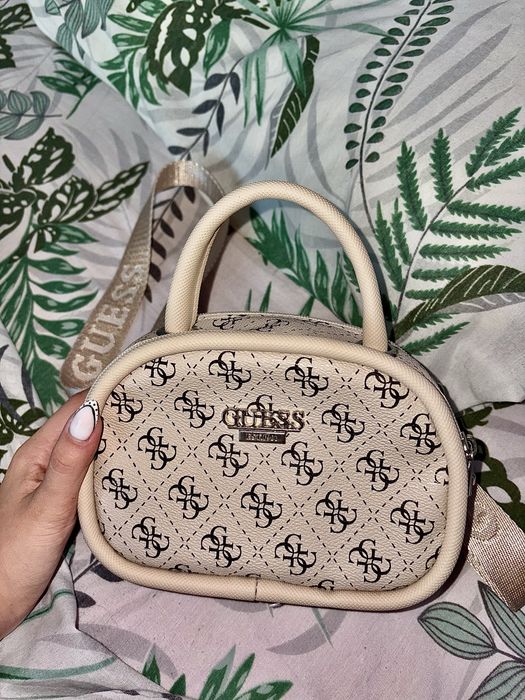 Маркова чанта Guess