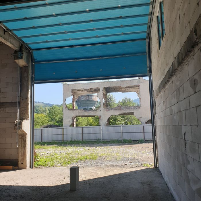 Usa garaj sectionala pentru  hale.