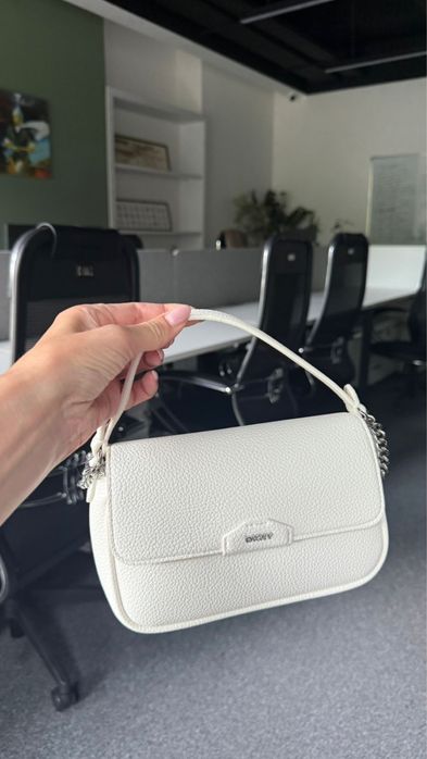 Продаетчя Сумка DKNY