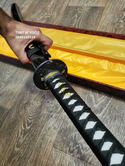 Остър меч катана с дървена лакирана кания и красива кутия