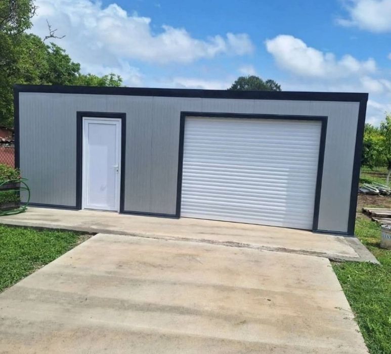 Garaj metalic modern, izolat cu panouri sandwich, potrivit pentru depo