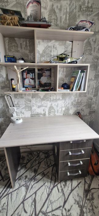 Продам Стол с полками