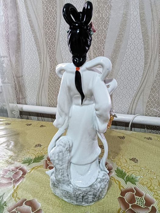 Продается форфоровая статуэтка 2800т