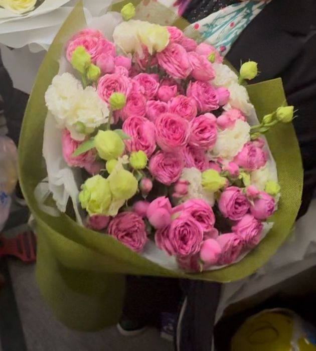 Букет кустовых роз с эустомами