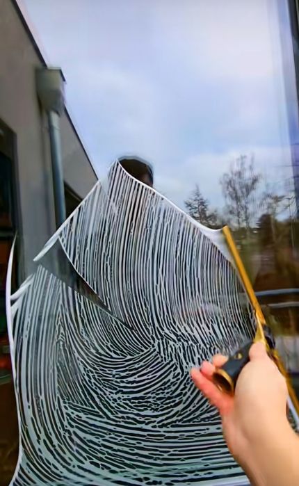 Професионално почистване на прозорци и витрини