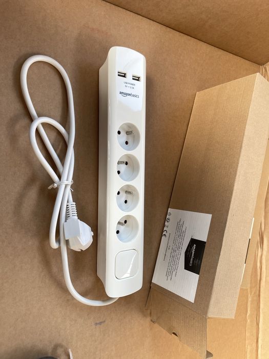 Tripla prelungitor 4 prize Amazon basics cu incarcator inclus usb