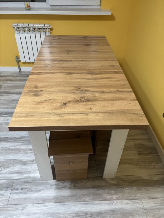 Продаётся обеденный стол