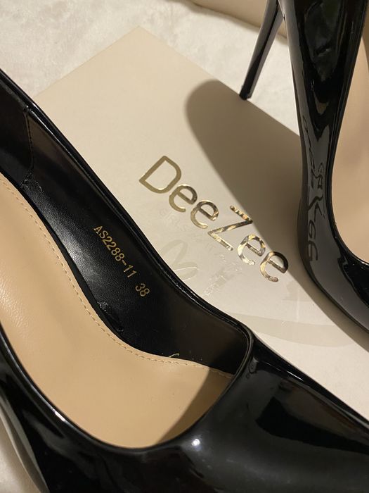 Чисто нови обувки на висок ток