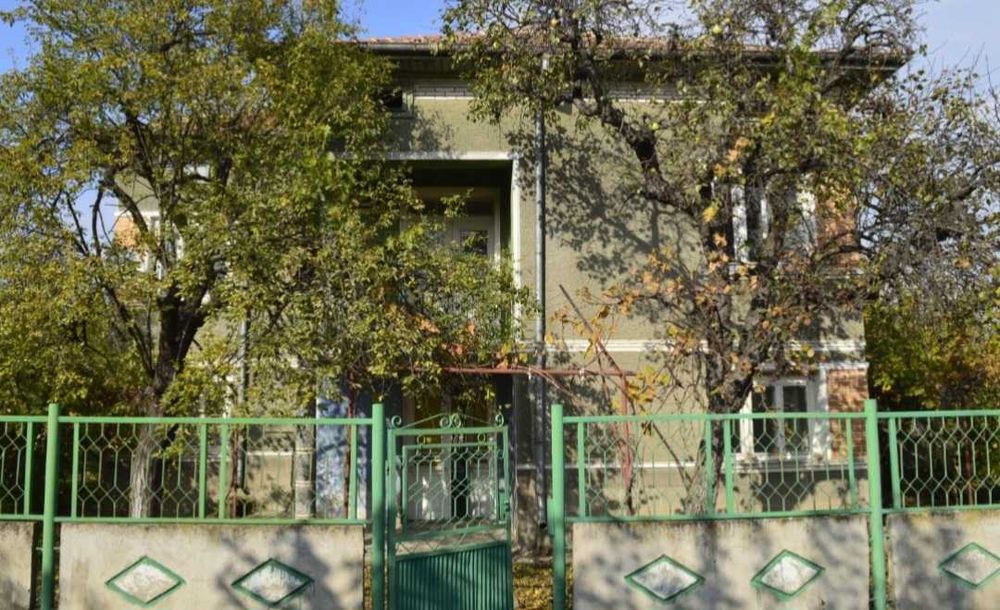 Двуетажна масивна вила-мезонет (206 кв. м) с голям двор, басейн и гаражи – с. Държаница (на 30 км от гр. Видин)