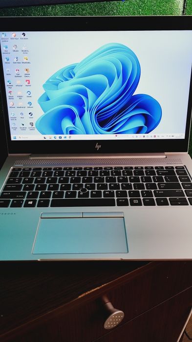 продавам лаптоп HP EliteBook 745 G5 с windows 11