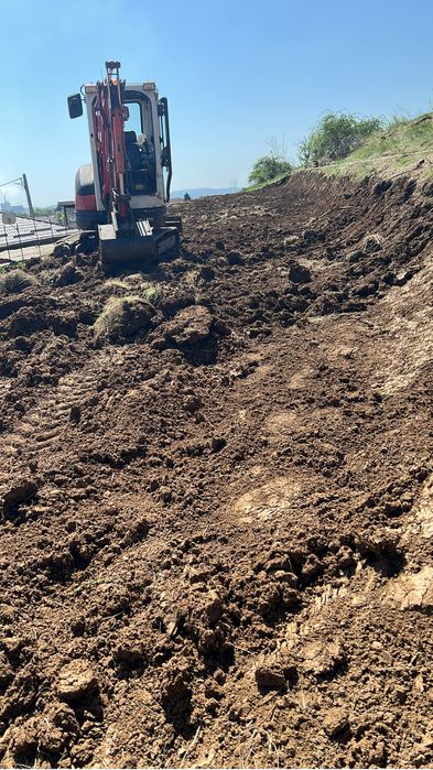 Inchiriez miniexcavator, miniexcavator de inchiriat